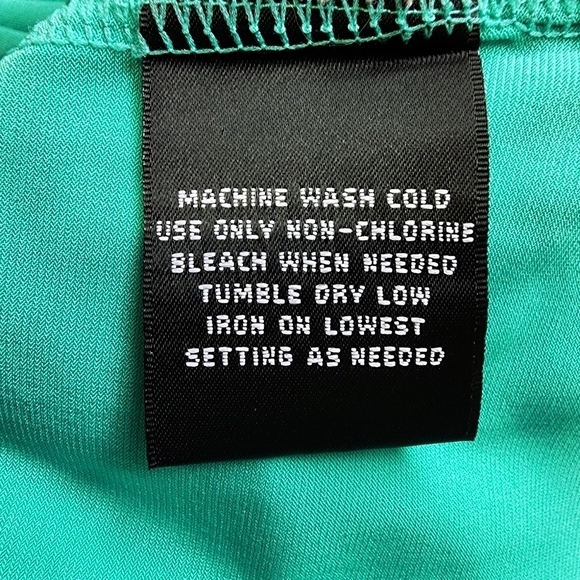 3/$15 East 5th Petite Sleevless Tailored Blouse - Small - Picture 4 of 7